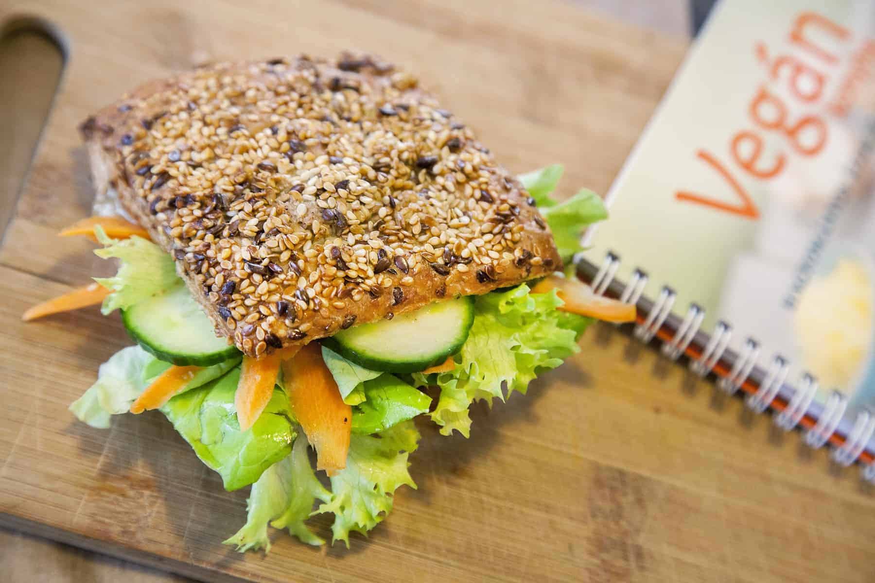 vegan pecsenyezsiros szendvics könyvvel napfenyes cukraszat